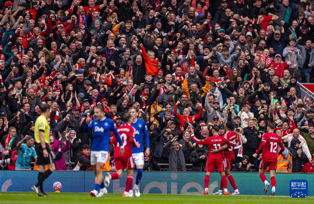 超远三分命中，全队抱头